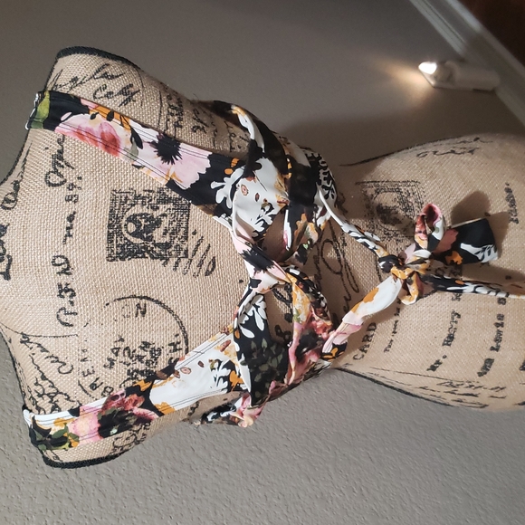 EUC Kona Sol Bathing Suit Top - Picture 2 of 10